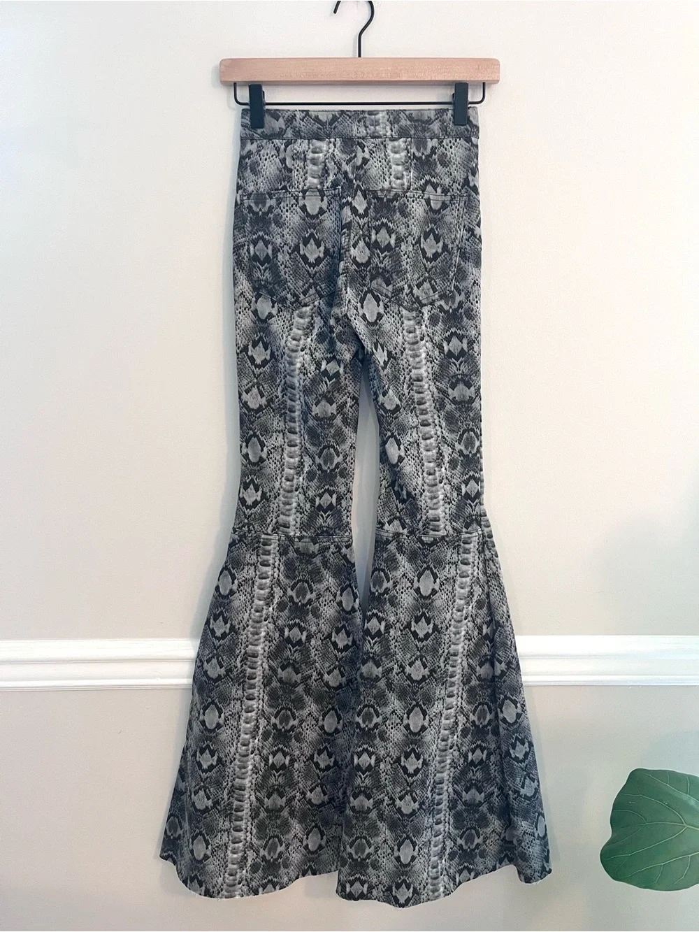We The Free Women’s Just Float On High Waisted Snakeskin Flare Jeans 24 FP